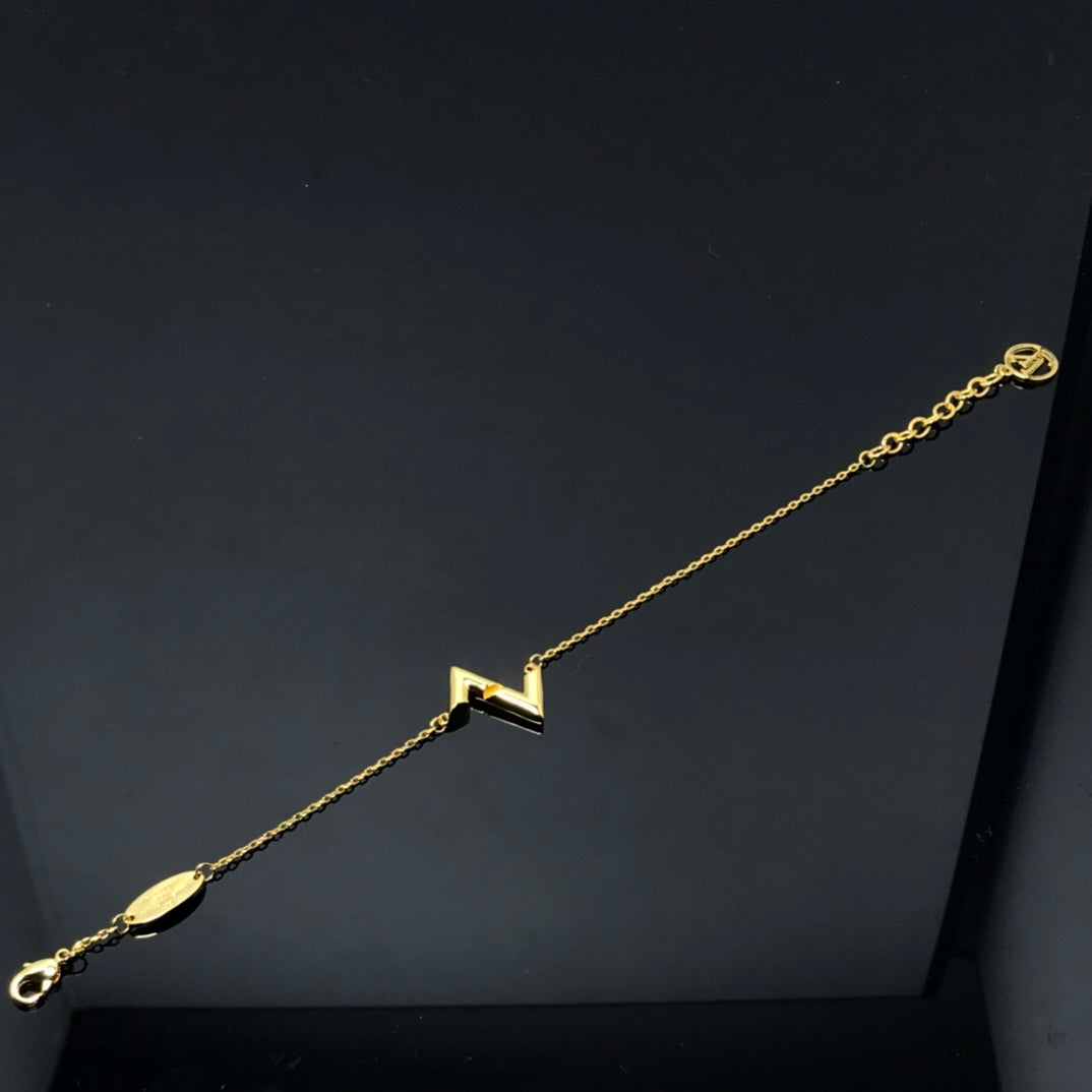 ¡®Veyra Jewelry¡¯VOLT LV LOGO BRACELET