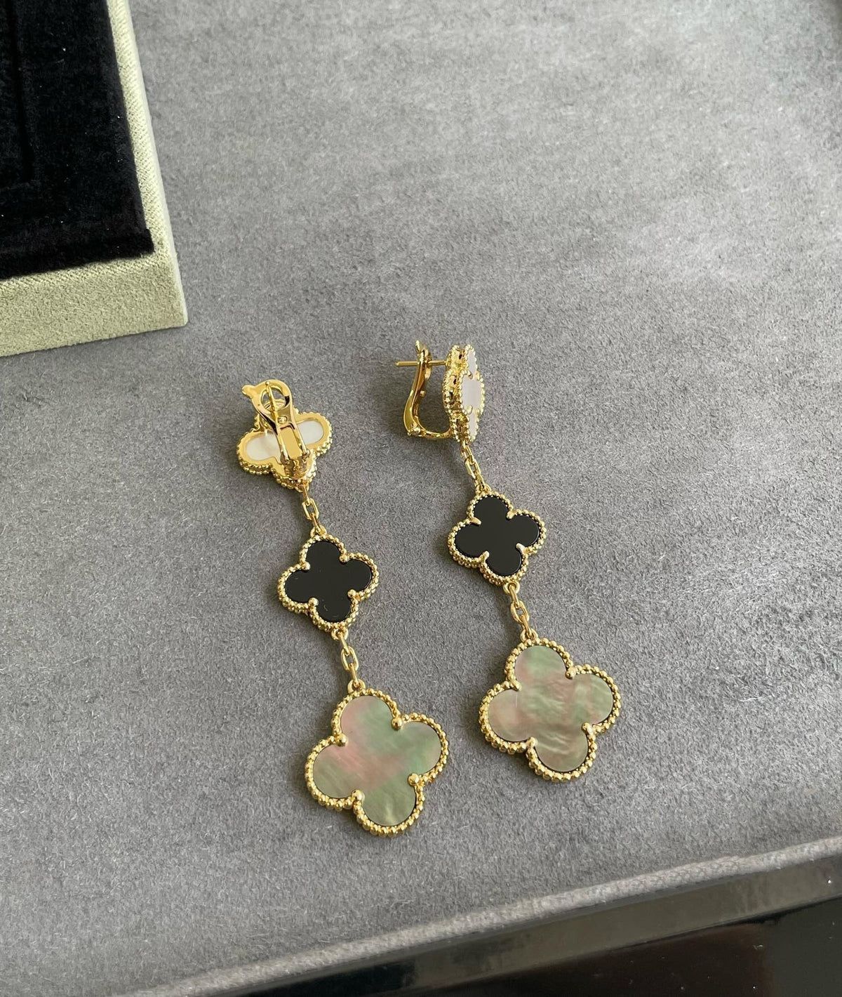 ¡®Veyra Jewelry¡¯CLOVER 3 MOTIF MOP ONYX DARK MOP PINK GOLD EARRINGS