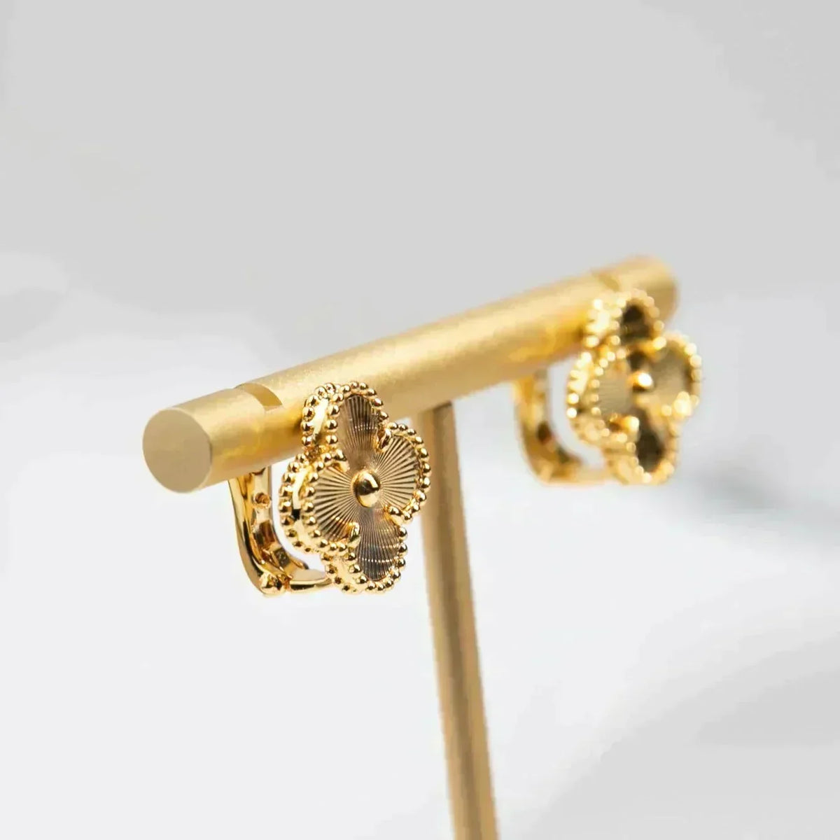 ¡®Veyra Jewelry¡¯CLOVER MEDIUM 1 MOTIFS LASER EARRINGS