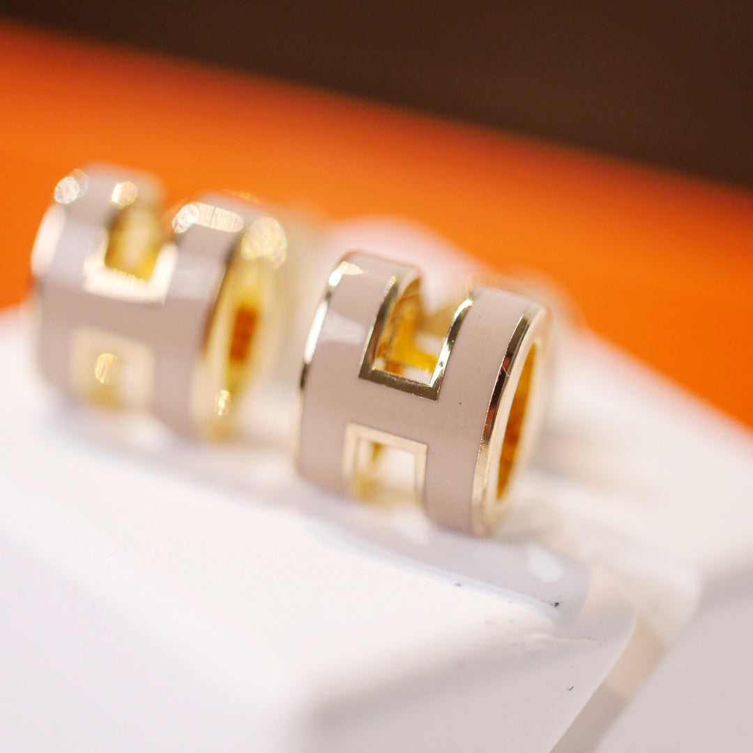 ¡®Veyra Jewelry¡¯MINI POP H GOLD EARRINGS GREY