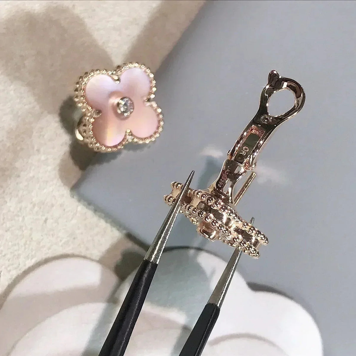 ¡®Veyra Jewelry¡¯CLOVER MEDIUM 1 MOTIFS  PINK MOP DIAMOND EARRINGS