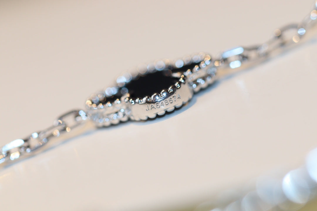 ¡®Veyra Jewelry¡¯CLOVER 20 MOTIFS ONYX DIAMOND SILVER