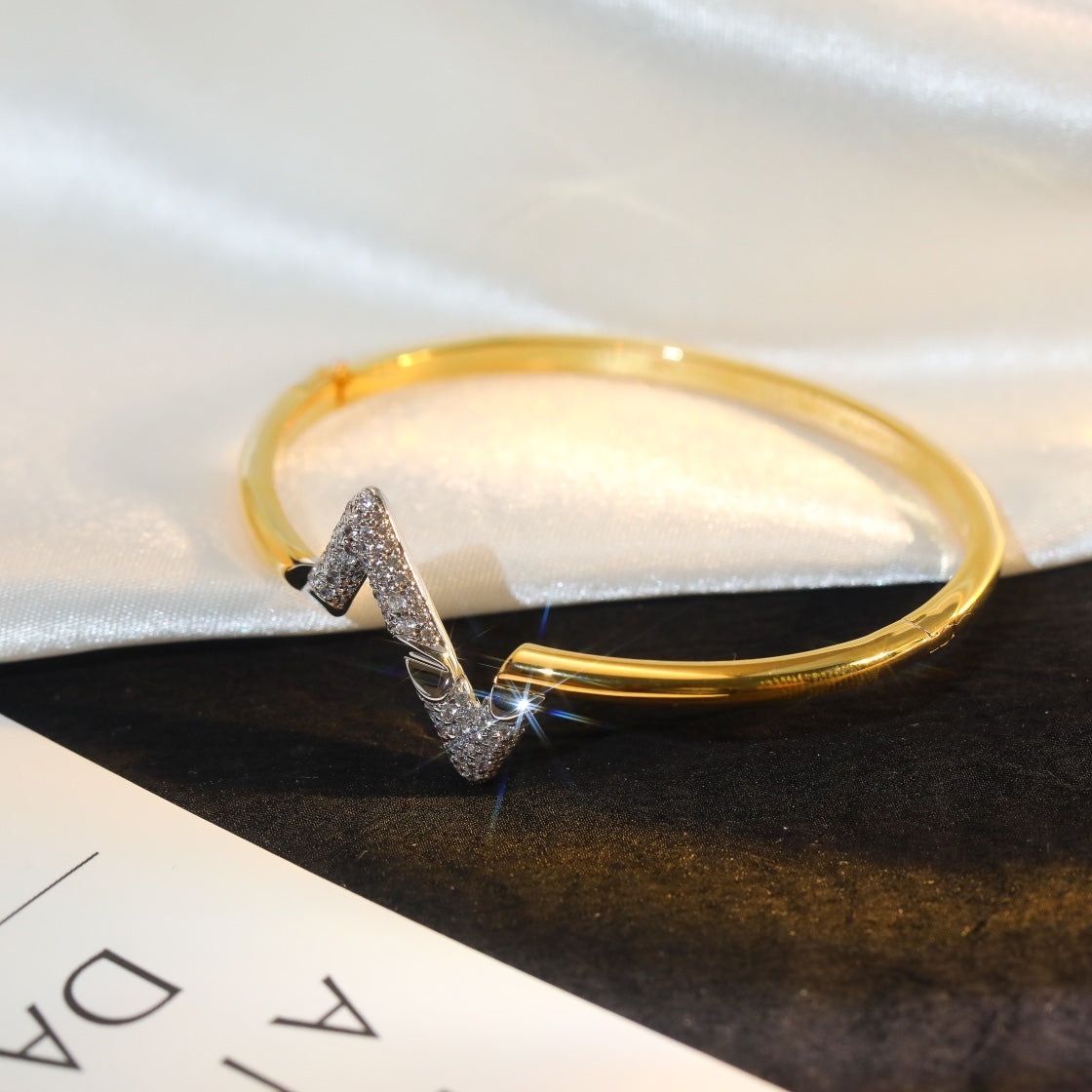 ¡®Veyra Jewelry¡¯VOLTE UPSITE DOWN GOLD DIAMOND BRACELET