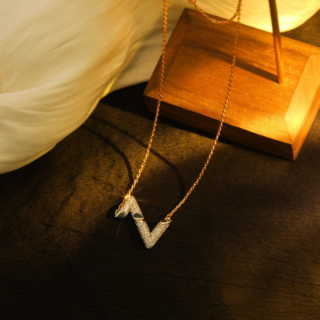 ¡®Veyra Jewelry¡¯VOLT SILVER DIAMOND PEDANT NECKLACE