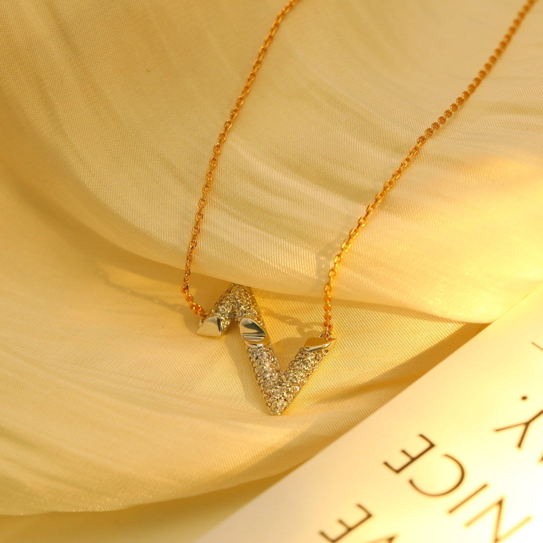 ¡®Veyra Jewelry¡¯VOLT SILVER DIAMOND PEDANT NECKLACE