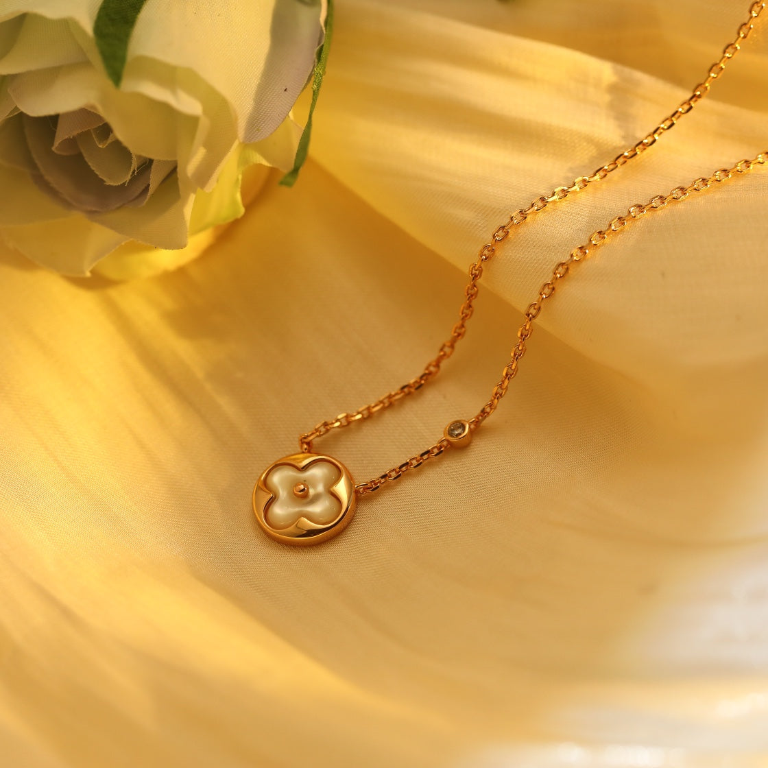 ¡®Veyra Jewelry¡¯SUN PEDANT PINK GOLD 1 DIAMOND NECKLACE