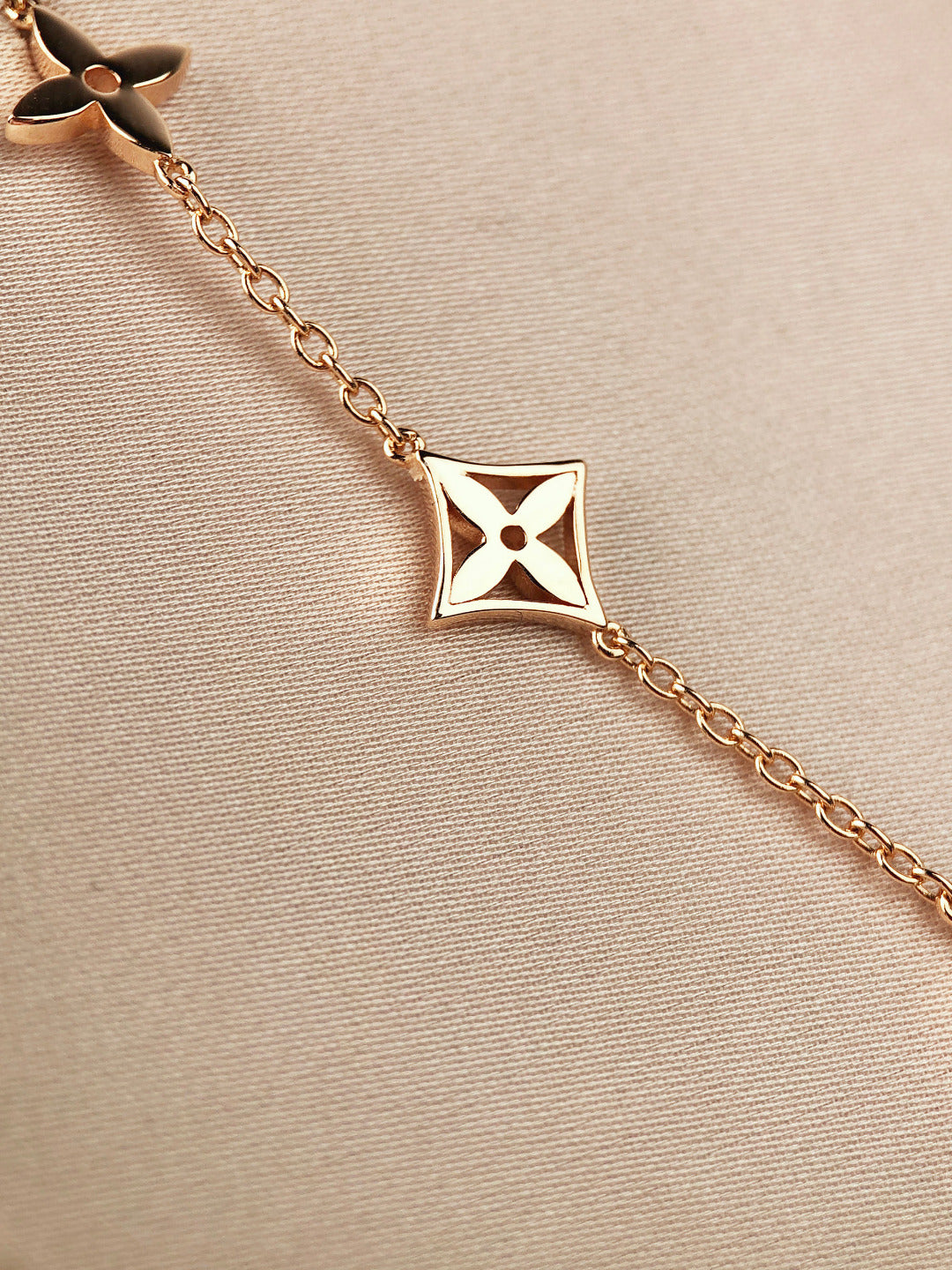 ¡®Veyra Jewelry¡¯STAR AND SUN 7 MOTIFS GOLD BRACELET