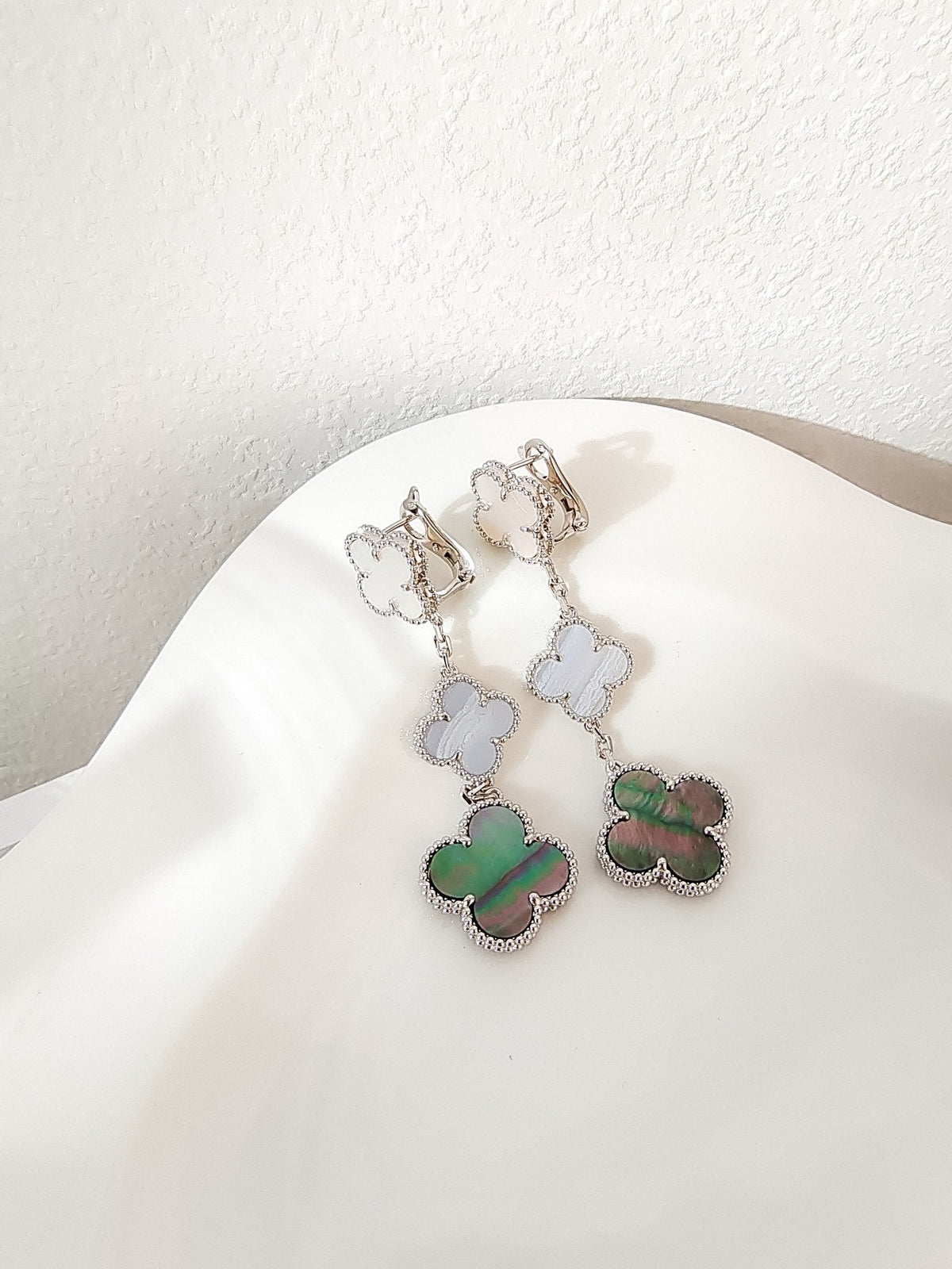 ¡®Veyra Jewelry¡¯CLOVER 3 MOTIFS CHALCEDONY DARK MOP SILVER EARRINGS
