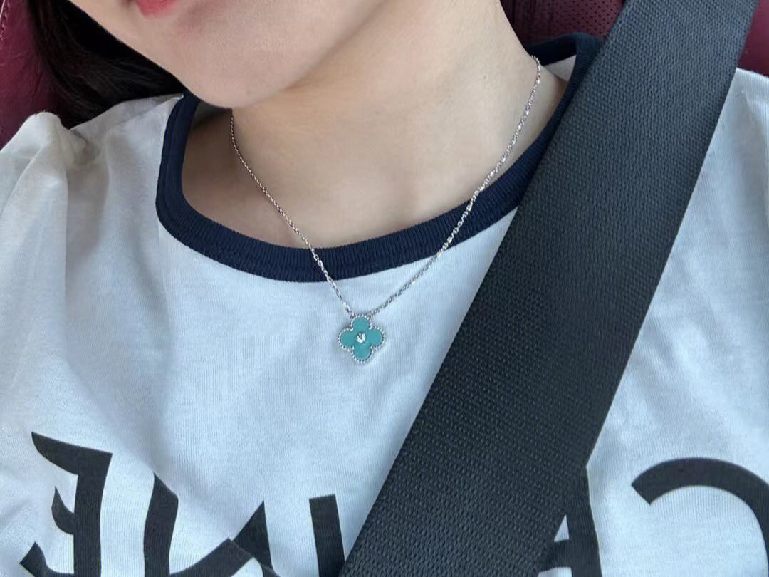 ¡®Veyra Jewelry¡¯CLOVER 1 DIAMOND LIGHT BLUE SILVER NECKLACE