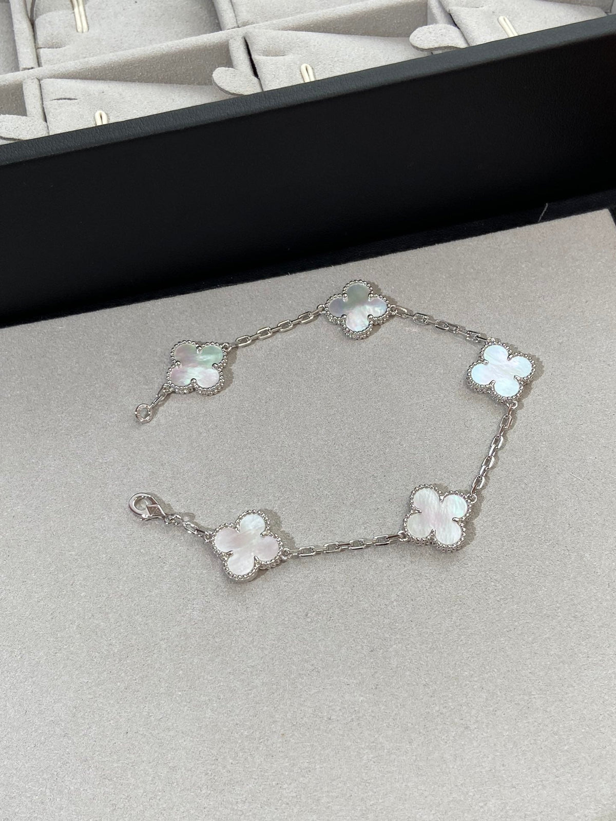 [Veyra Jewelry]New CLOVER WHITE PEARL MOP 5 MOTIF BRACELET COLLECTION