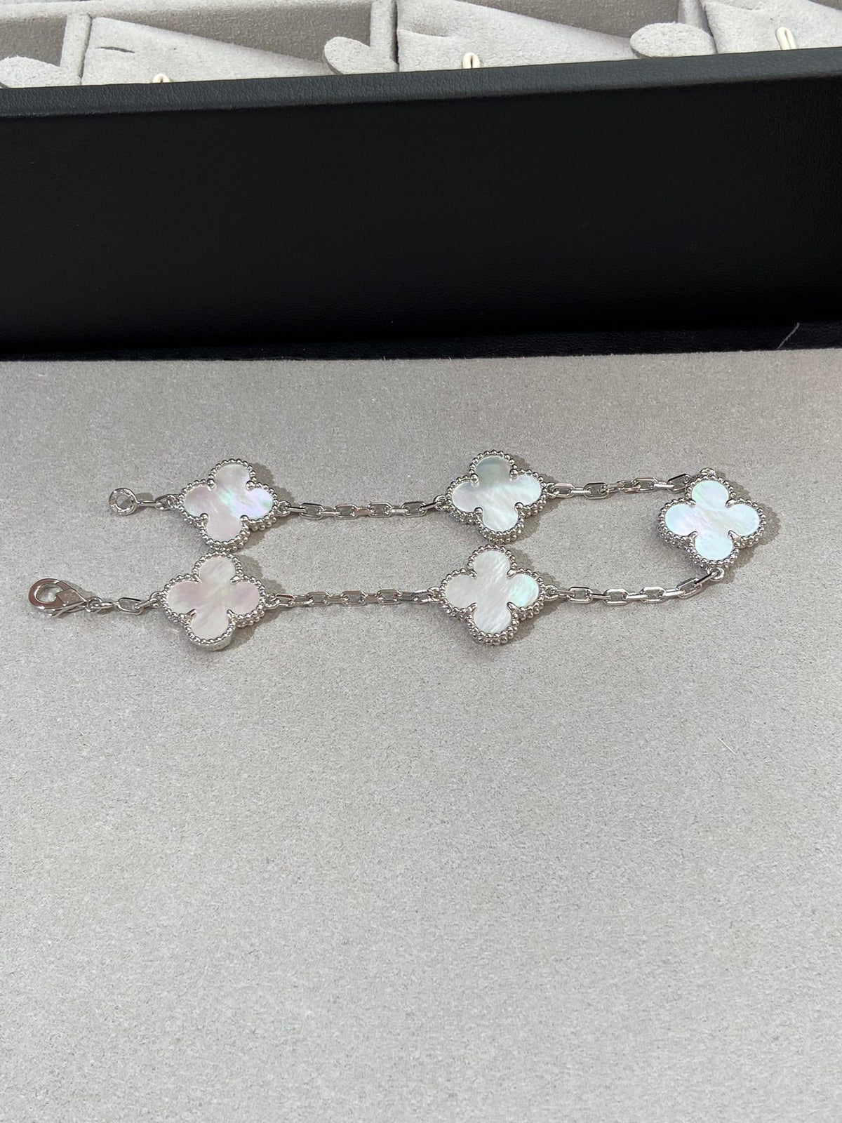[Veyra Jewelry]New CLOVER WHITE PEARL MOP 5 MOTIF BRACELET COLLECTION