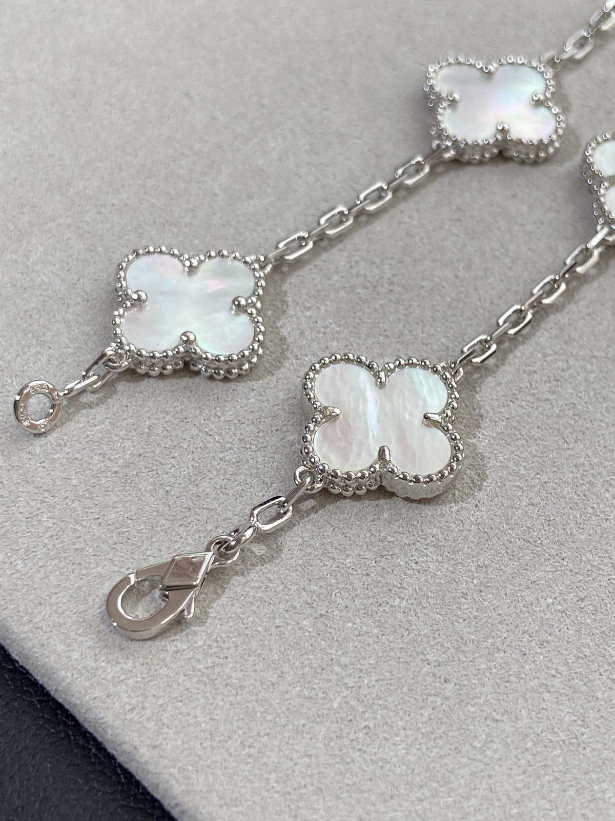 [Veyra Jewelry]New CLOVER WHITE PEARL MOP 5 MOTIF BRACELET COLLECTION