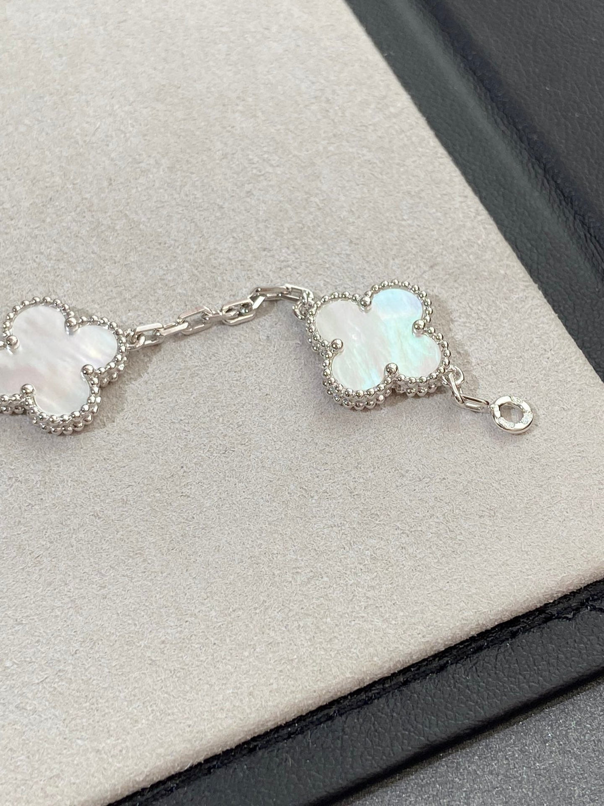 [Veyra Jewelry]New CLOVER WHITE PEARL MOP 5 MOTIF BRACELET COLLECTION