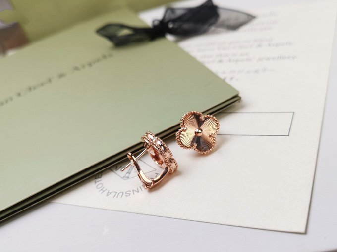 ¡®Veyra Jewelry¡¯CLOVER MEDIUM STUD EARRINGS