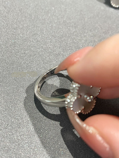 ¡®Veyra Jewelry¡¯CLOVER SILVER MOP DIAMOND RING