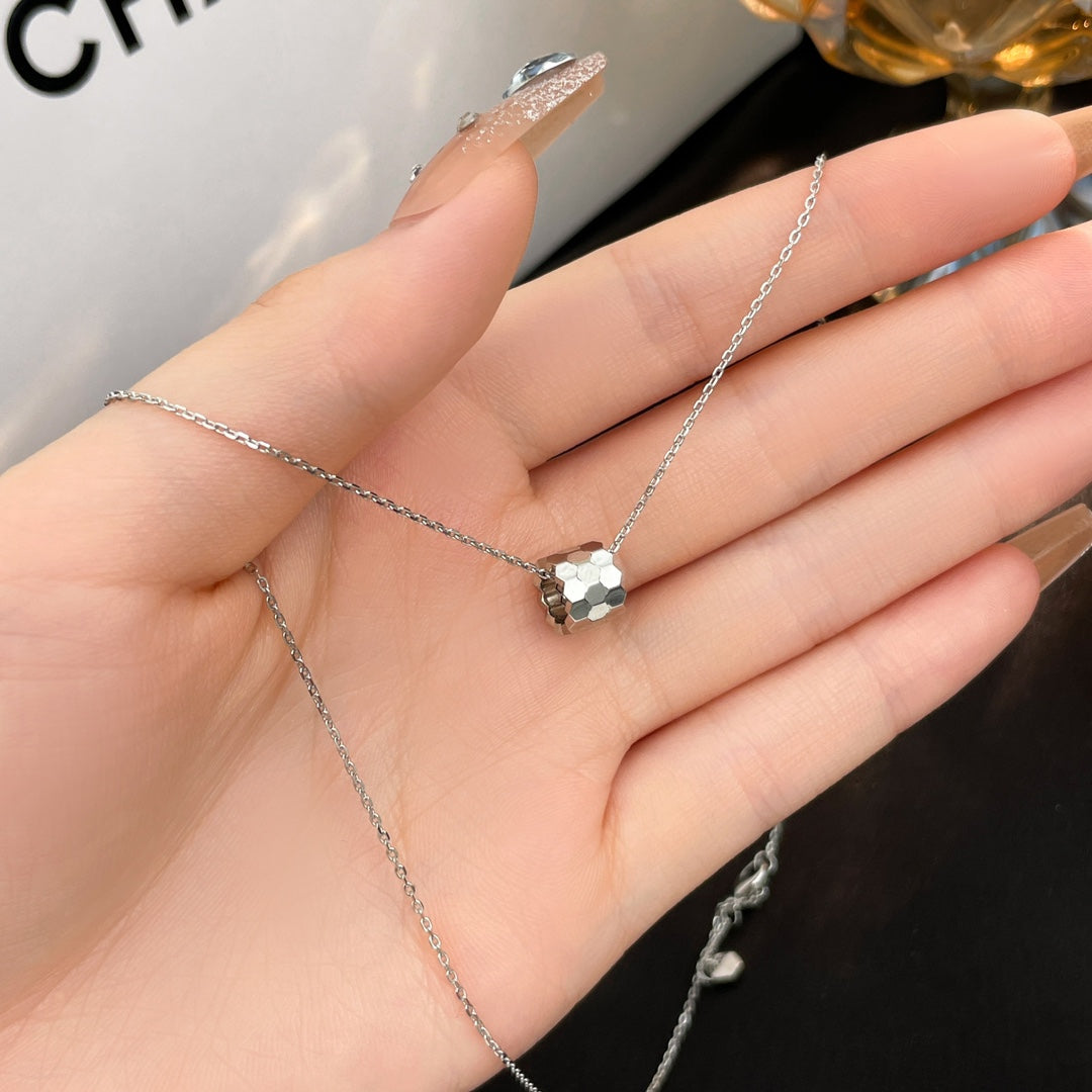 ¡®Veyra Jewelry¡¯BEE MINI NECKLACE