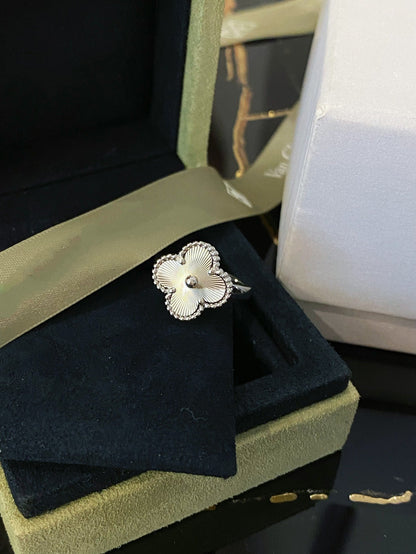 ¡®Veyra Jewelry¡¯CLOVER SILVER RING