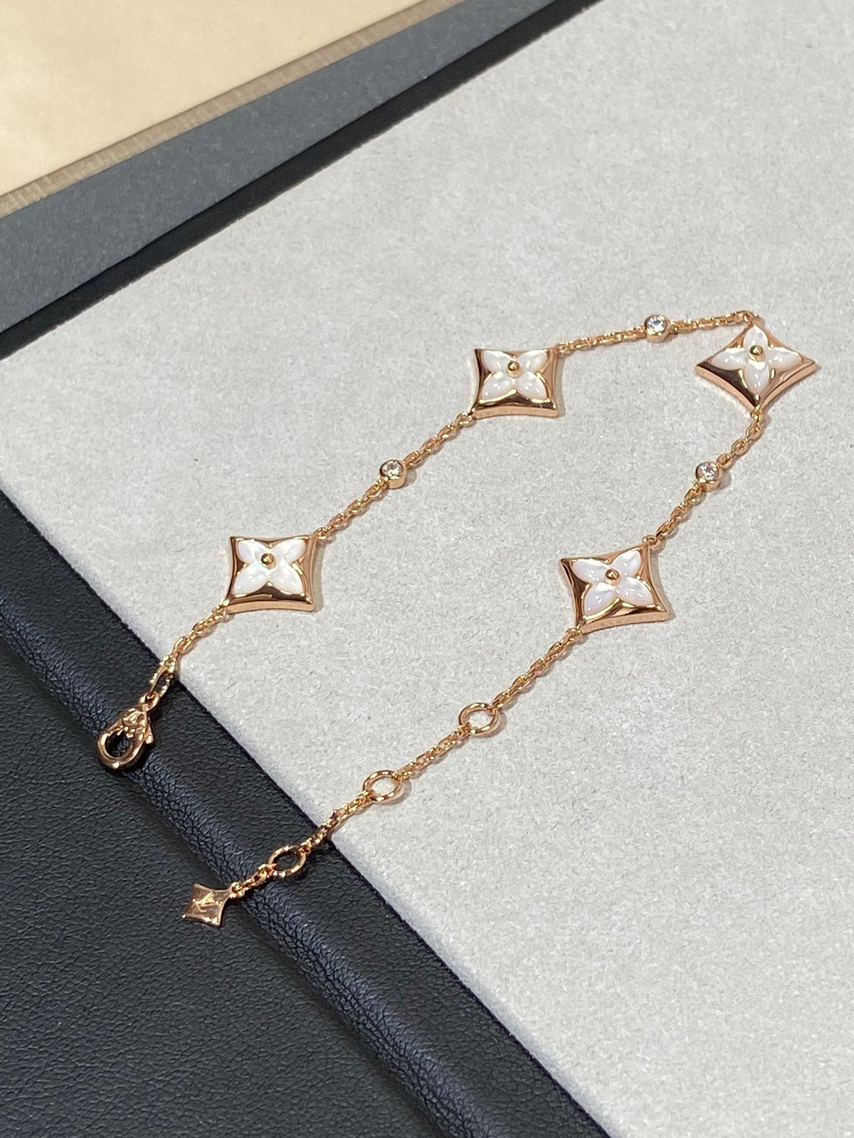 ¡®Veyra Jewelry¡¯STAR 4 MOTIF MOP DIAMOND PINK GOLD BRACELET