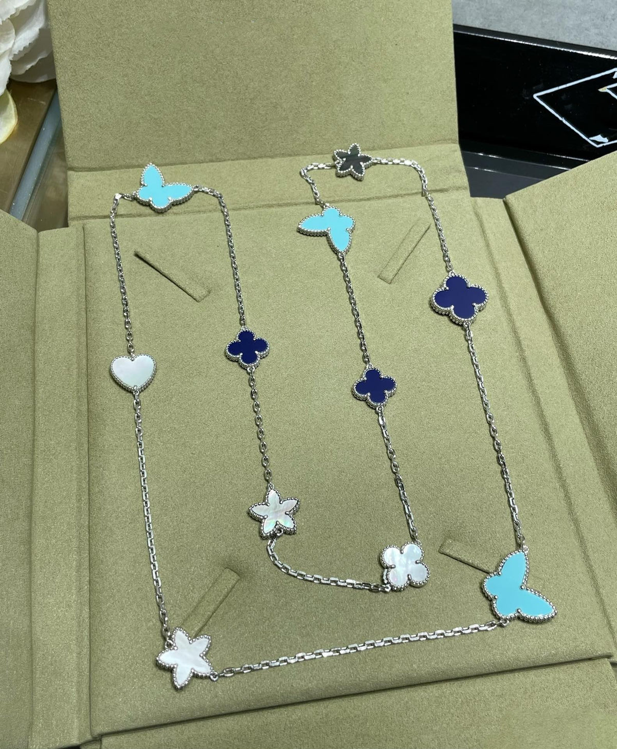 ¡®Veyra Jewelry¡¯LUCKY CLOVER SILVER 11 MOTIF NECKLACE