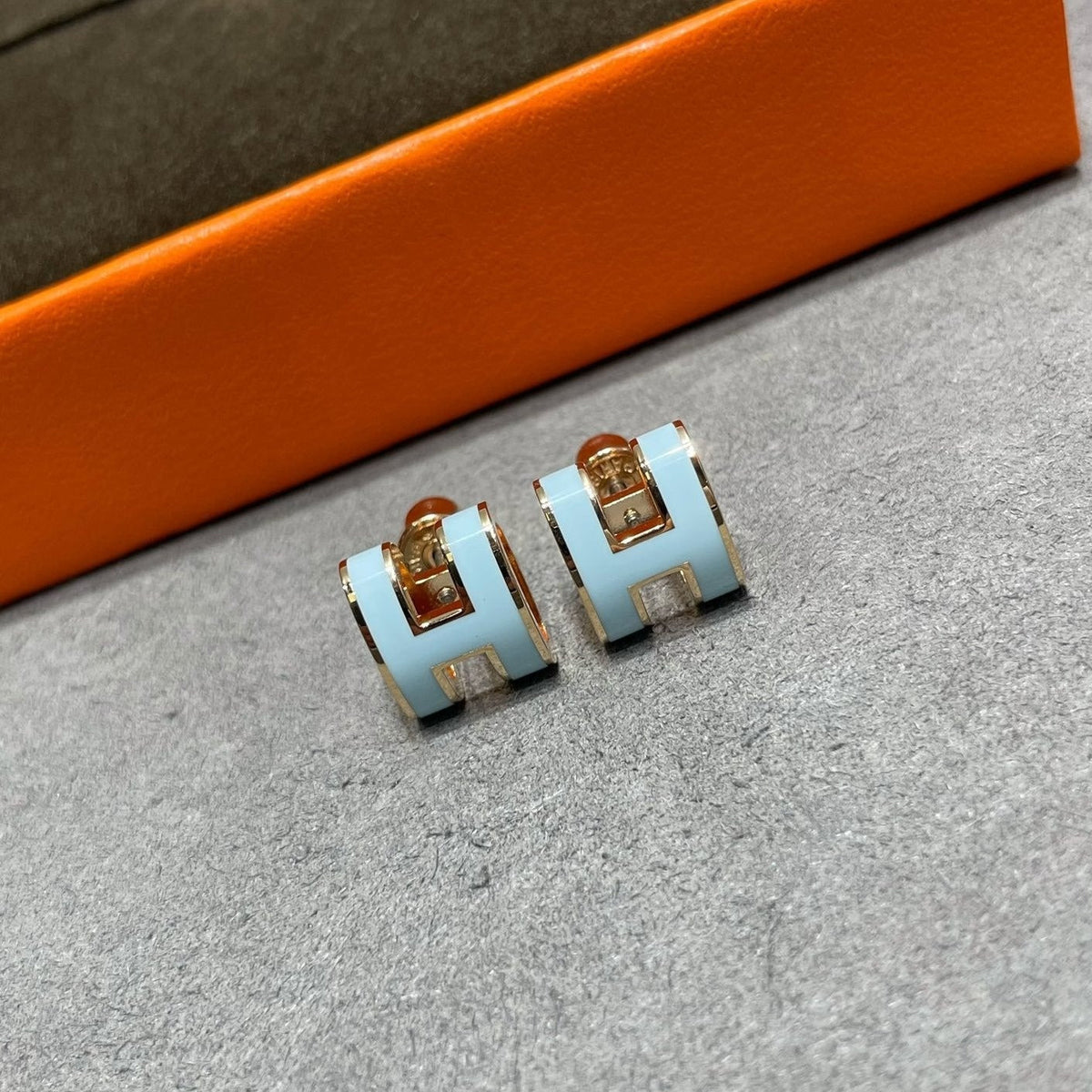 ¡®Veyra Jewelry¡¯POP H SKY BLUE STUD EARRINGS