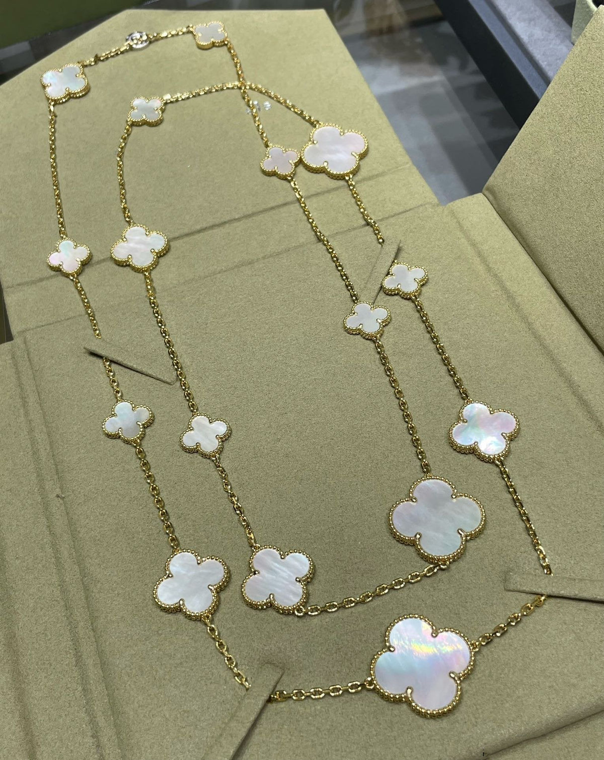 ¡®Veyra Jewelry¡¯CLOVER 16 MOTIF WHITE MOP GOLD NECKLACE