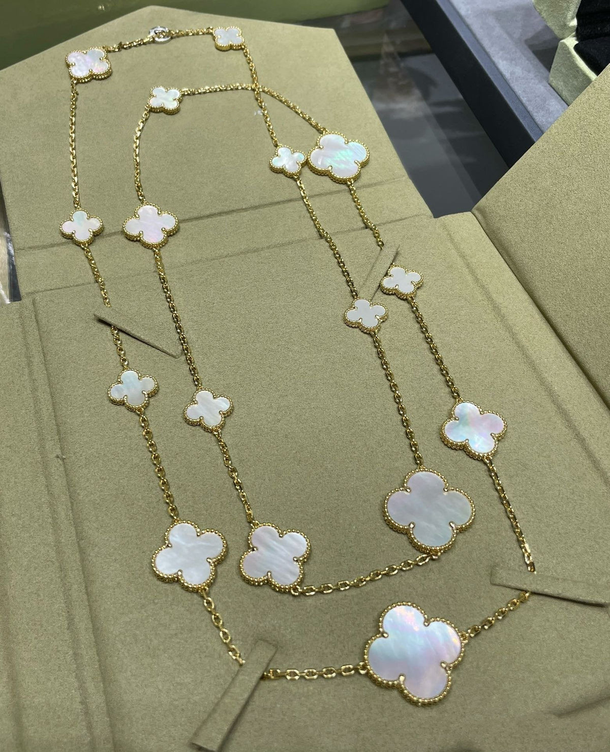 ¡®Veyra Jewelry¡¯CLOVER 16 MOTIF WHITE MOP GOLD NECKLACE