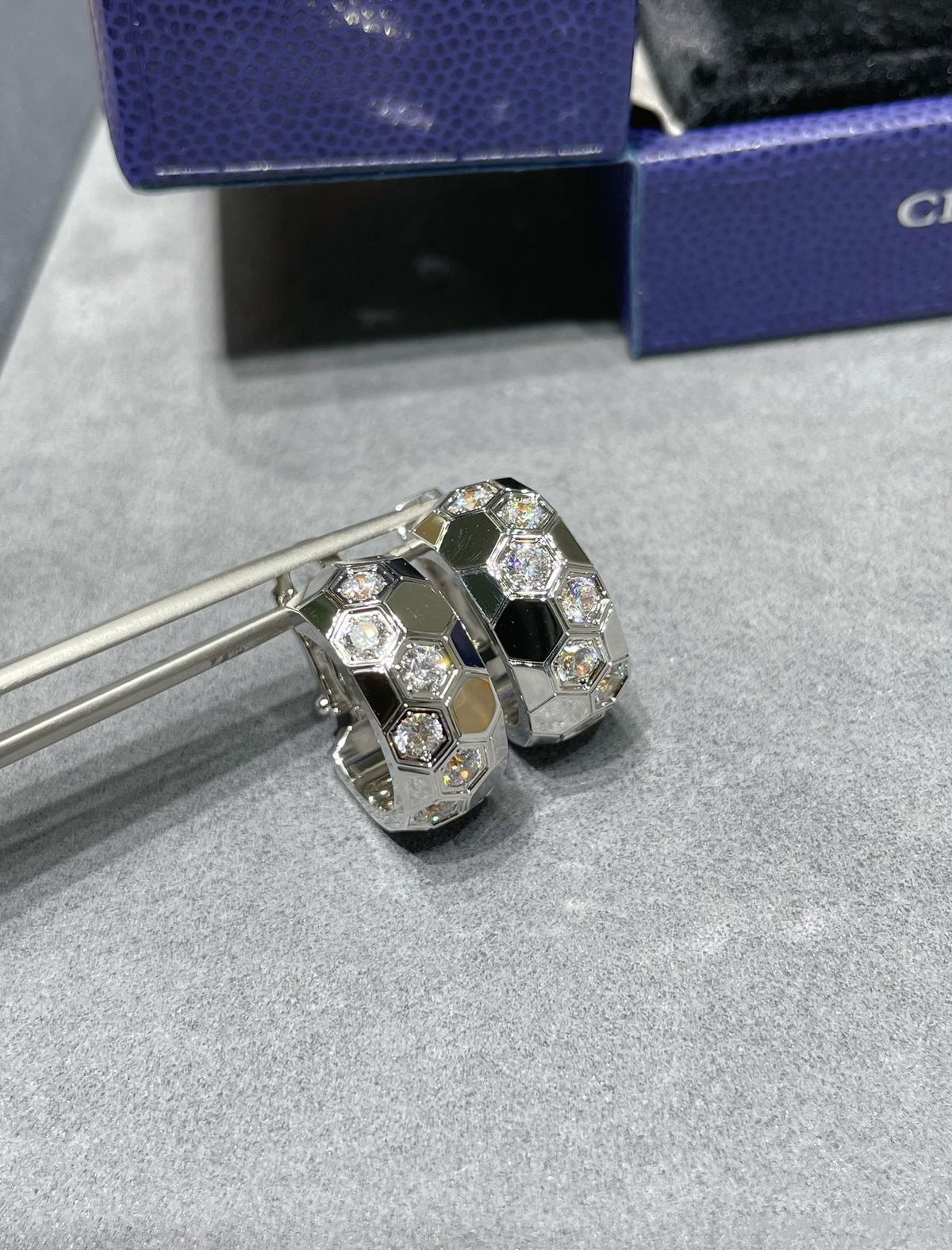 ¡®Veyra Jewelry¡¯BEE LOVE DIAMOND HOOP EARRINGS