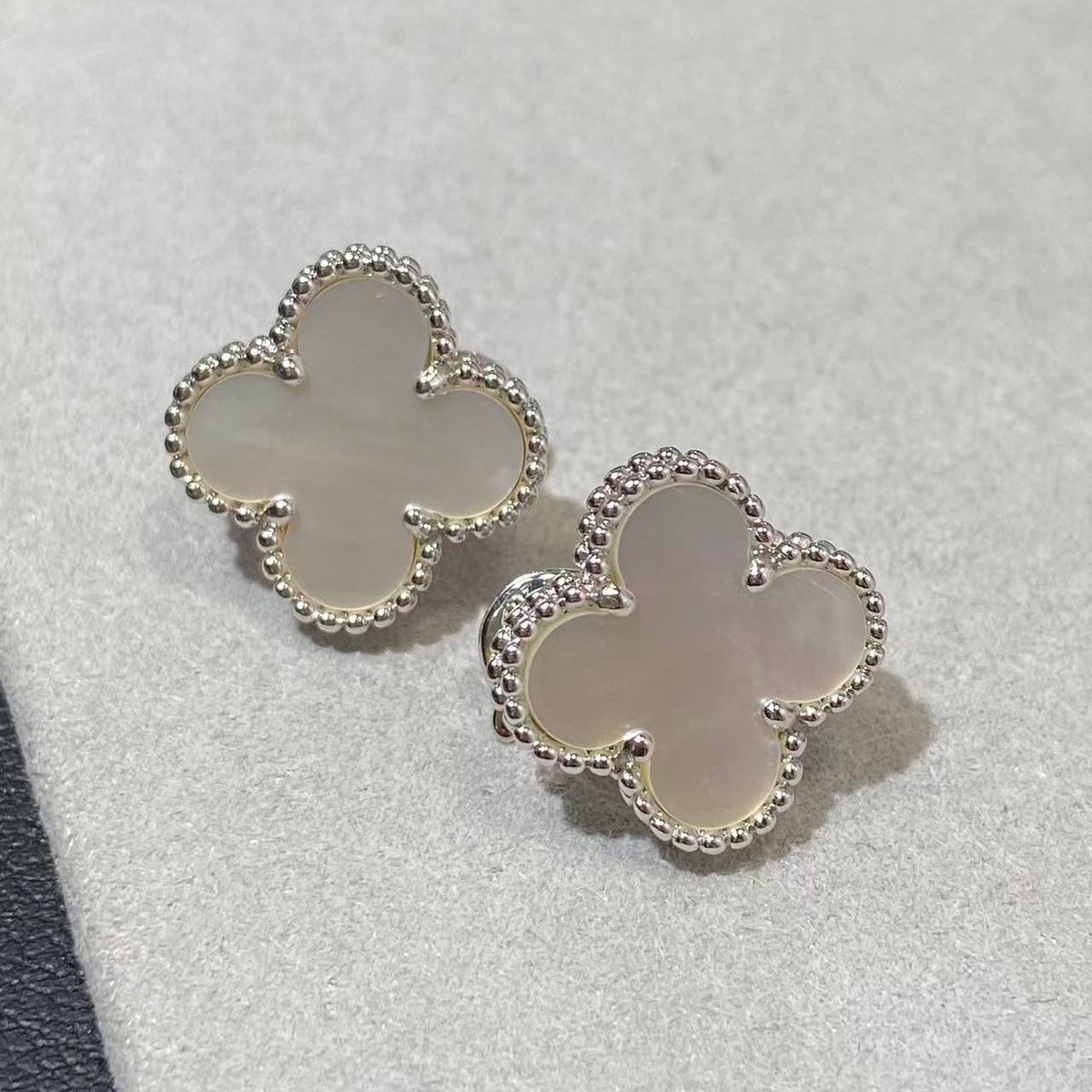 [Veyra Jewelry] CLOVER LARGE (20mm) 1 MOTIFS WHITE MOP STUD EARRINGS