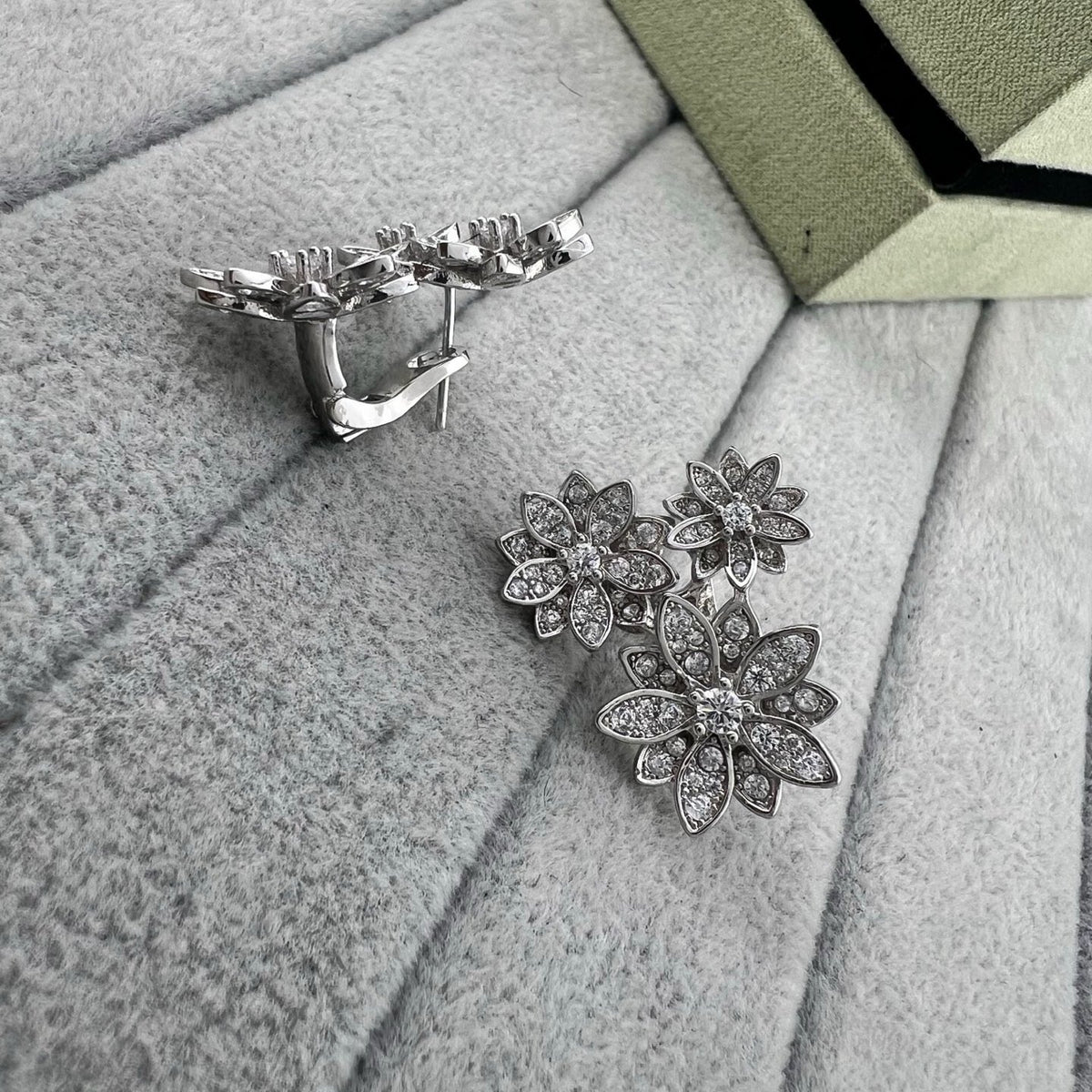 [Veyra Jewelry] Full Diamond Hollow Lotus Necklace Set