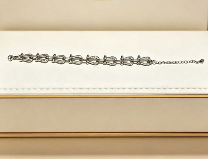 ¡®Veyra JewelryDiamond-studded Horseshoe Bracelet