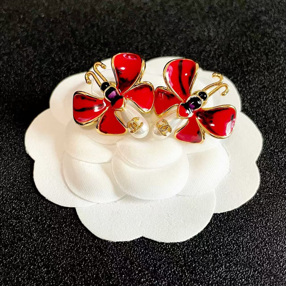[Veyra Jewelry] Ladybug Enamel & Faux Pearl Clip-On Earrings