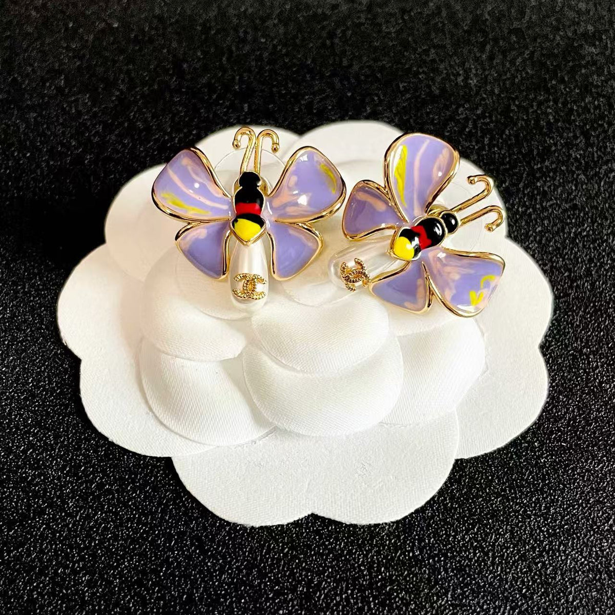 [Veyra Jewelry] Ladybug Enamel & Faux Pearl Clip-On Earrings