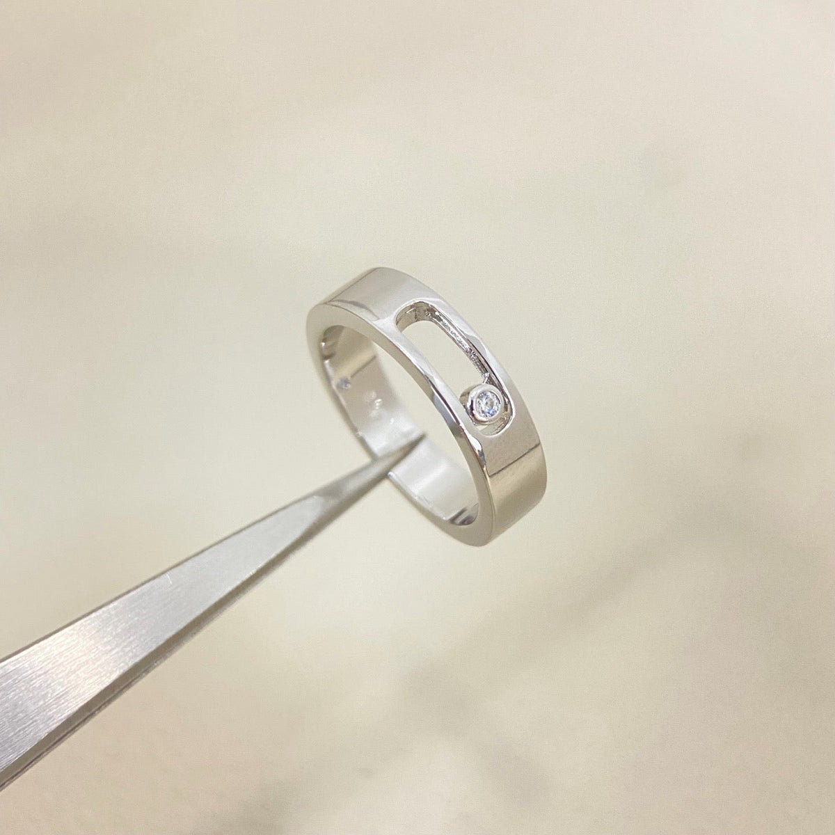 [Veyra Jewelry]Move Wide Band Single Moving Diamond Ring