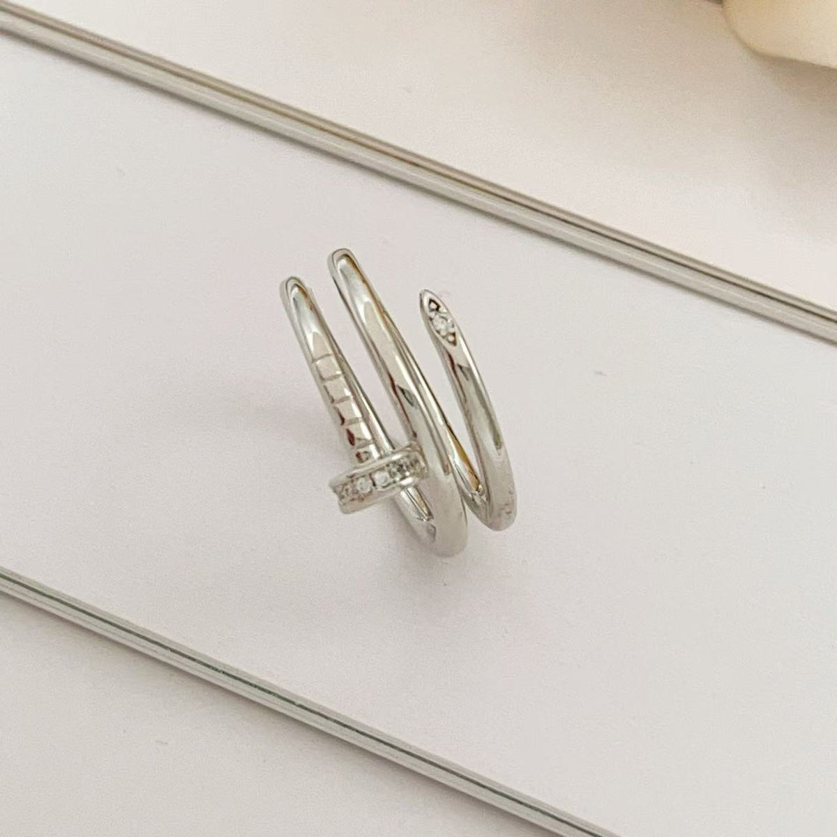 ¡®Veyra Jewelry¡¯Juste un Clou Double‑Loop Diamond‑Set Ring