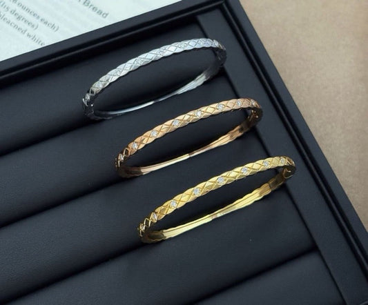 ¡®Veyra Jewelry¡¯CoCo Crush Thin Mini Diamond‑Set Quilted Bangle