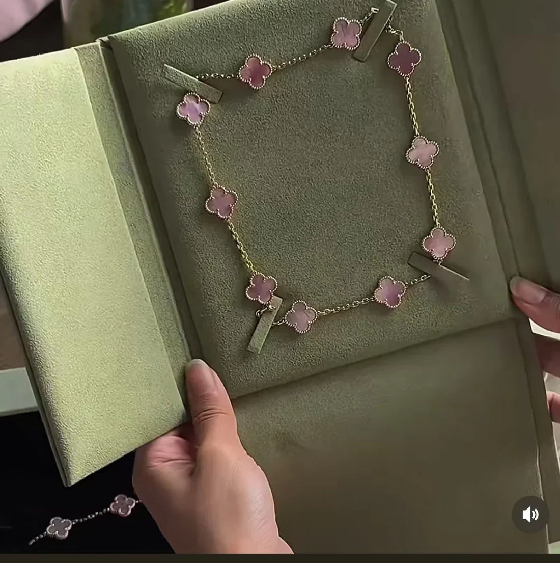 [Veyra Jewelry] Pink Necklace with Ten Clover Designs