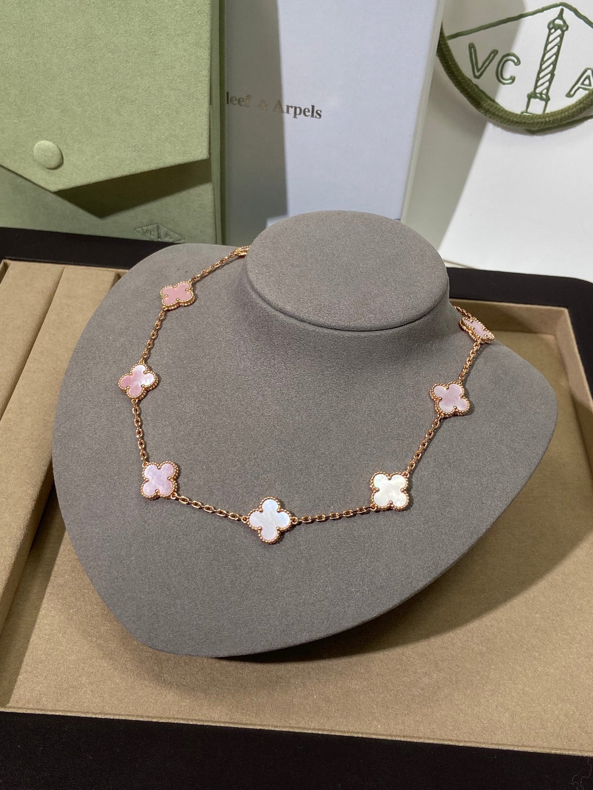 [Veyra Jewelry] Pink Necklace with Ten Clover Designs