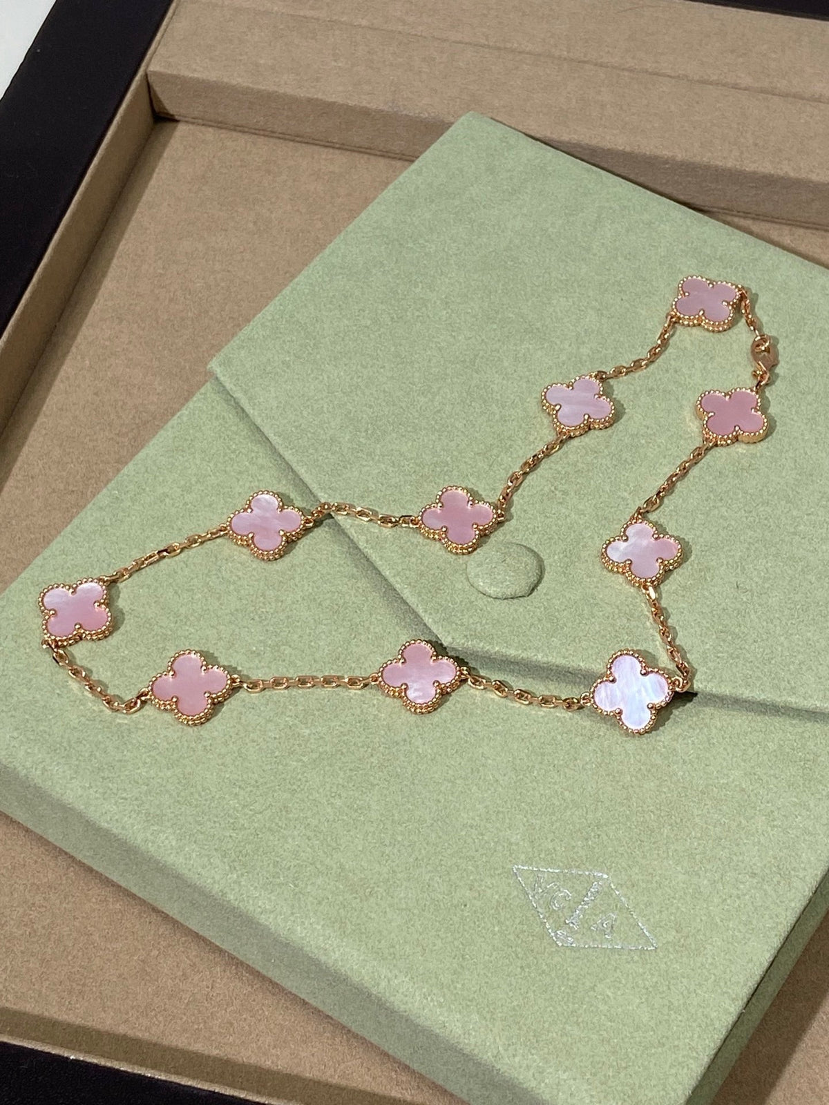 [Veyra Jewelry] Pink Necklace with Ten Clover Designs