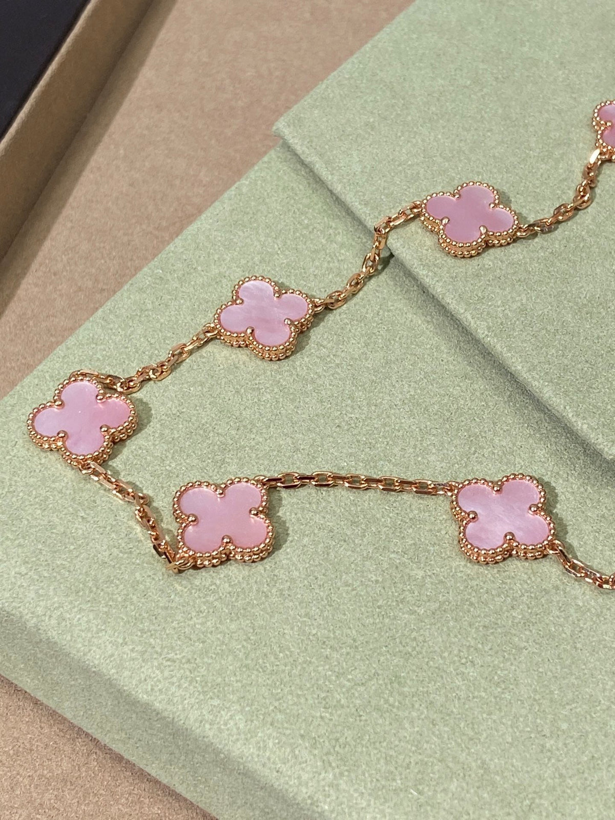 [Veyra Jewelry] Pink Necklace with Ten Clover Designs