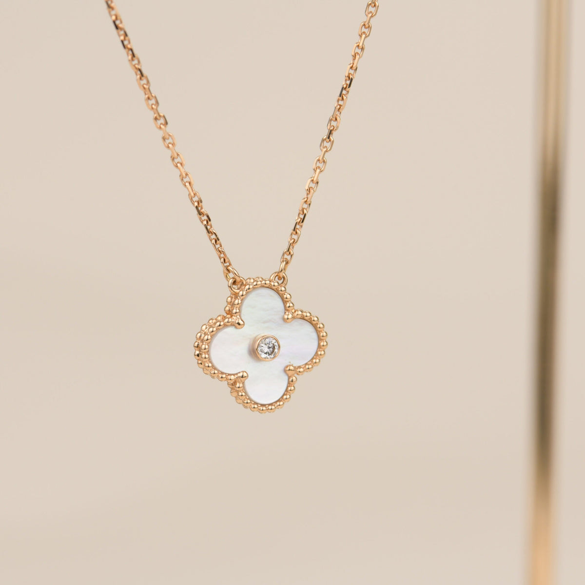 ¡®Veyra Jewelry¡¯CLOVER 15MM DIAMOND WHITE FRITILLARIA NECKLACE