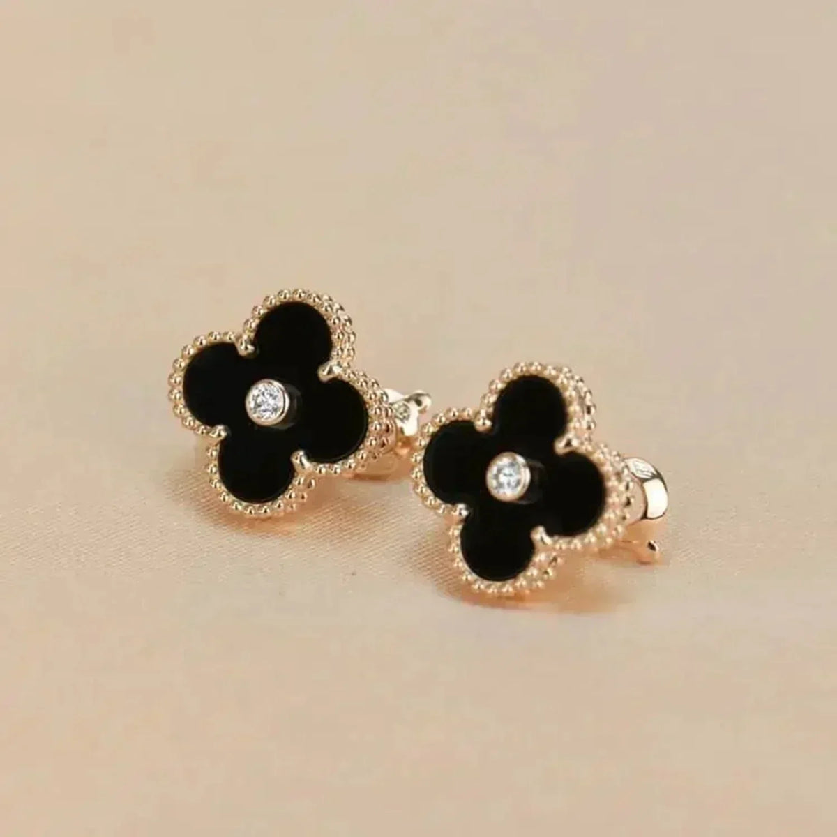 ¡®Veyra Jewelry¡¯CLOVER MEDIUM 1 MOTIFS ONYX DIAMOND EARRINGS