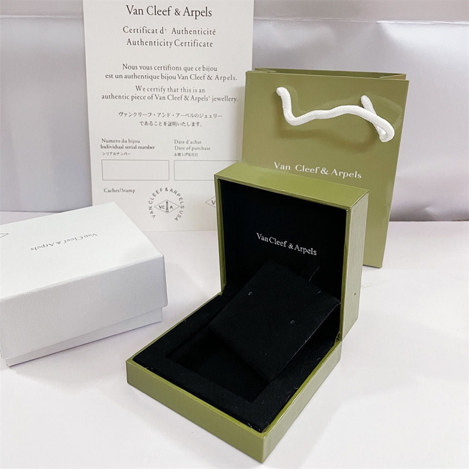 ¡®Veyra Jewelry¡¯VA CLOVER BRACELET NECKLACE RING BOX GIFT BAG