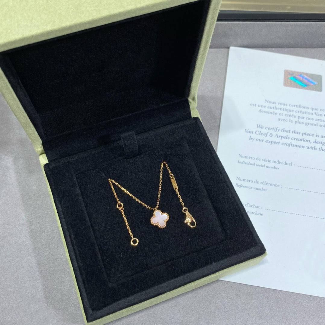 ¡®Veyra Jewelry¡¯CLOVER 15MM PINK MOTHER-OF-PEARL SINGLE FLOWER NECKLACE