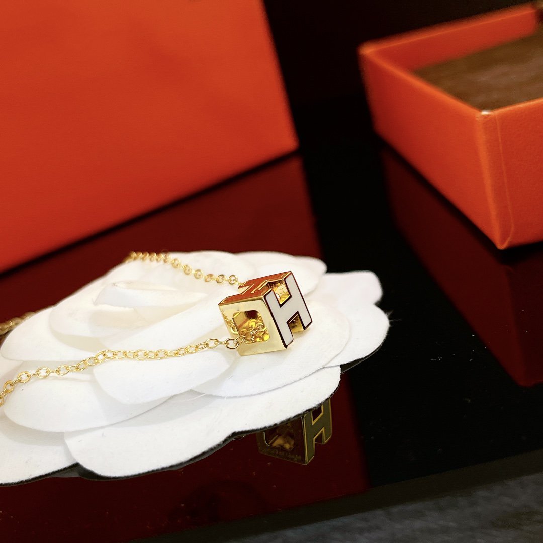 ¡®Veyra Jewelry¡¯H WHITE SQUARE GOLD NECKLACE
