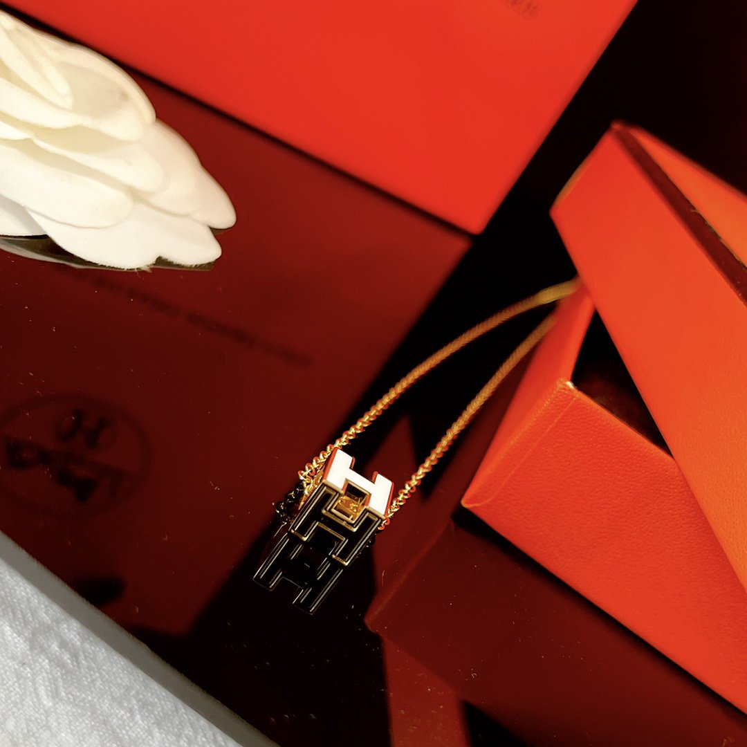 ¡®Veyra Jewelry¡¯H WHITE SQUARE GOLD NECKLACE