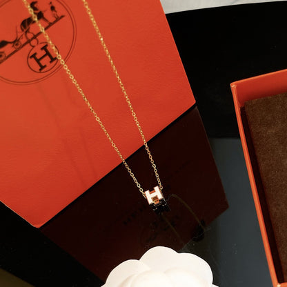 ¡®Veyra Jewelry¡¯H WHITE SQUARE GOLD NECKLACE