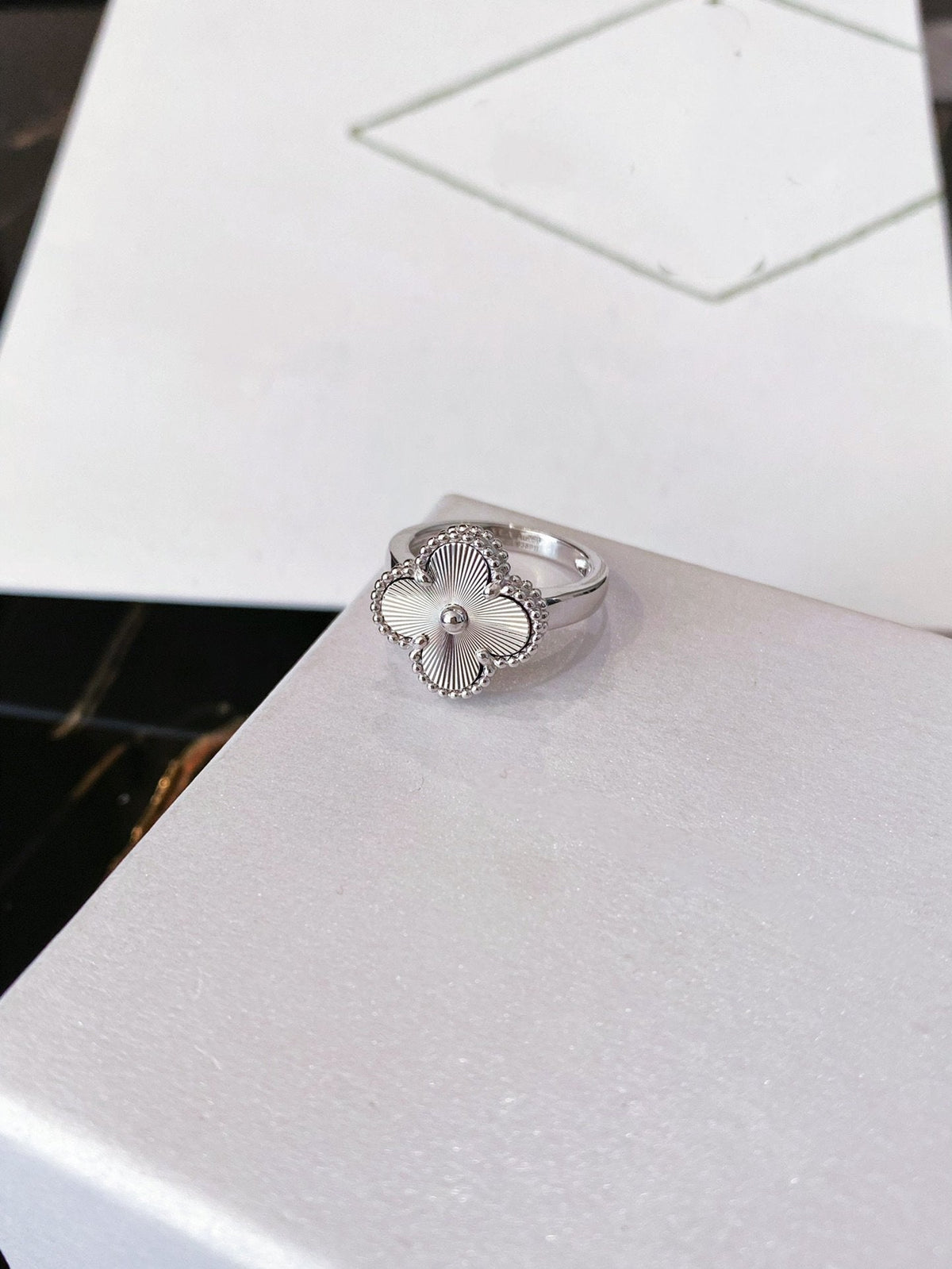 ¡®Veyra Jewelry¡¯CLOVER SILVER RING