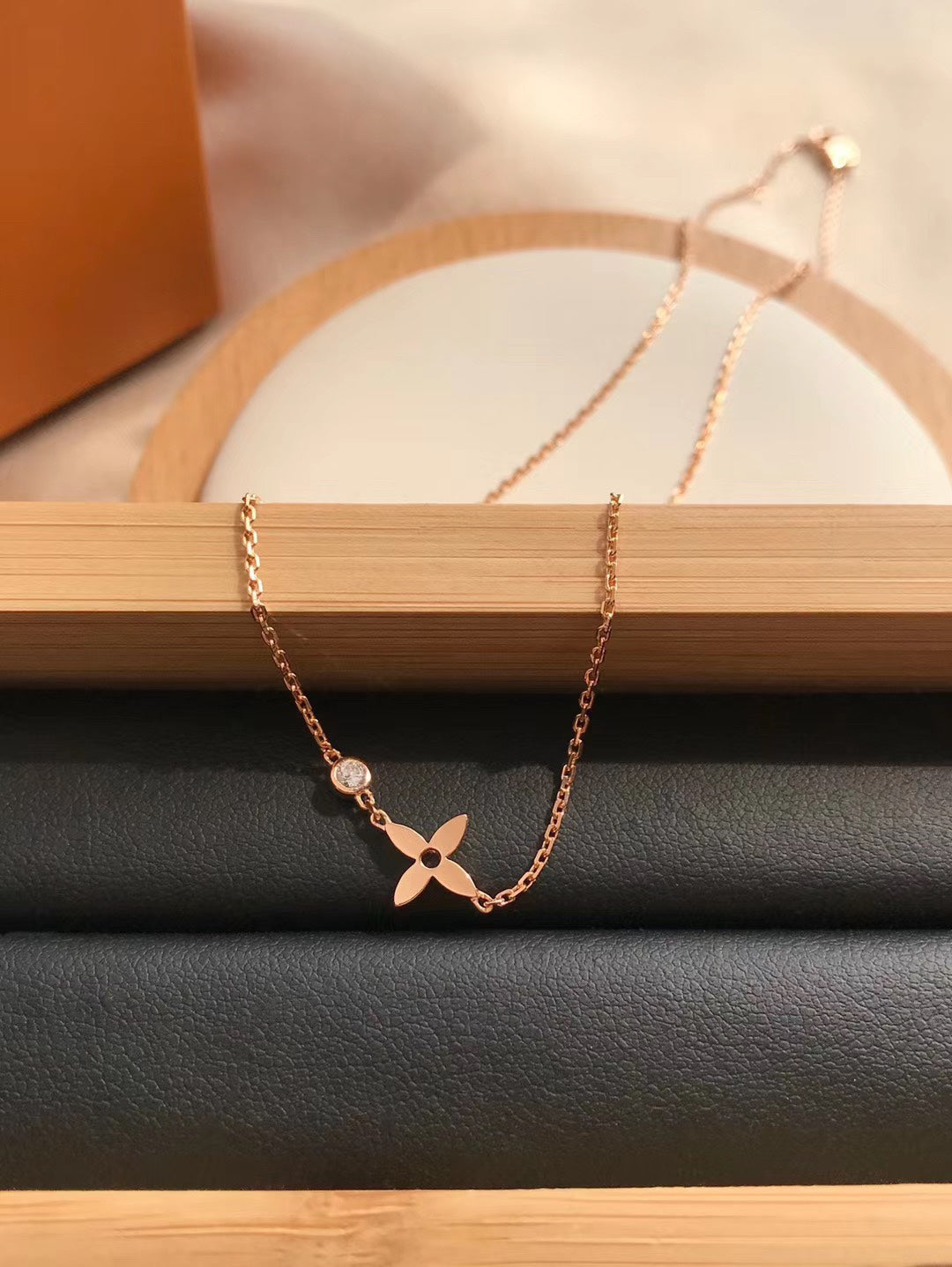 ¡®Veyra Jewelry¡¯BLOSSOM PENDANT PINK GOLD AND DIAMOND