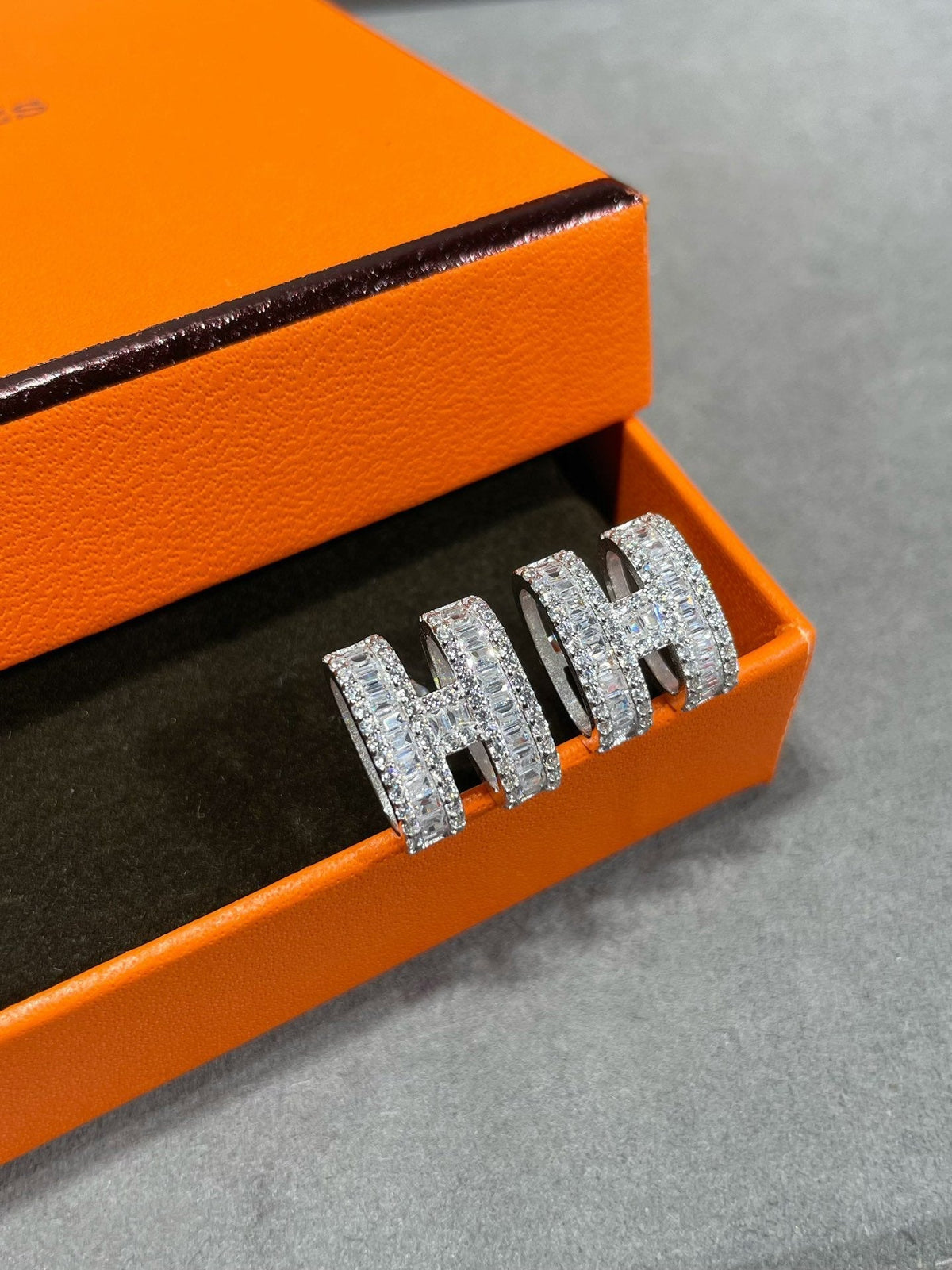 ¡®Veyra Jewelry¡¯H STUD EARRINGS WITH SILVER DIAMONDS