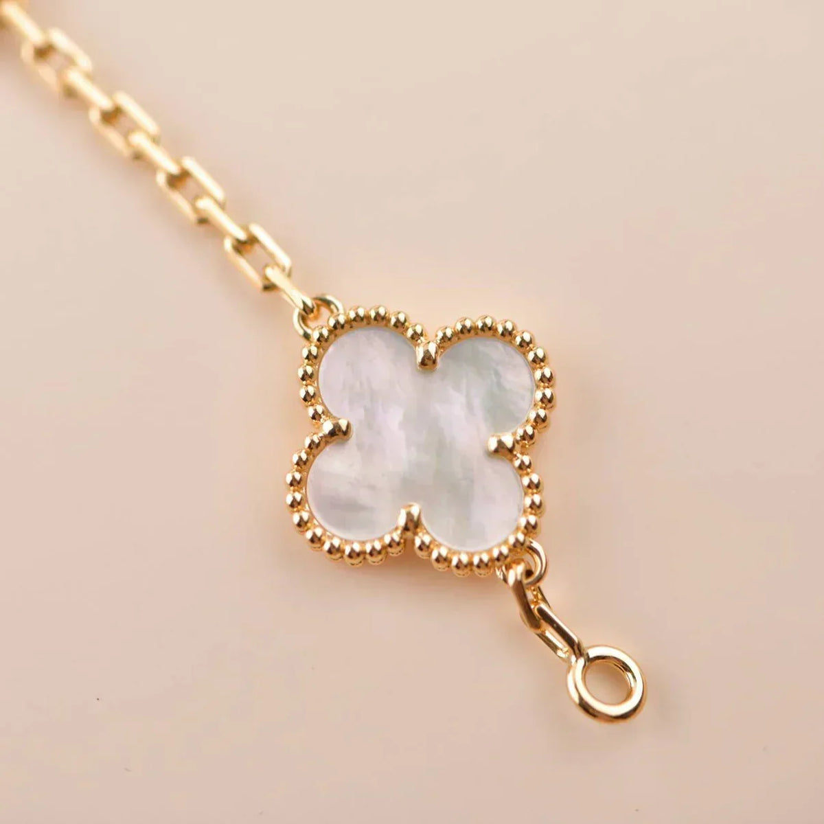 [Veyra Jewelry]New CLOVER WHITE PEARL MOP 5 MOTIF BRACELET COLLECTION